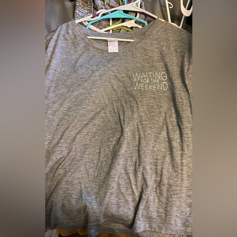 Stars above grey tshirt with “waiting for the weekend”